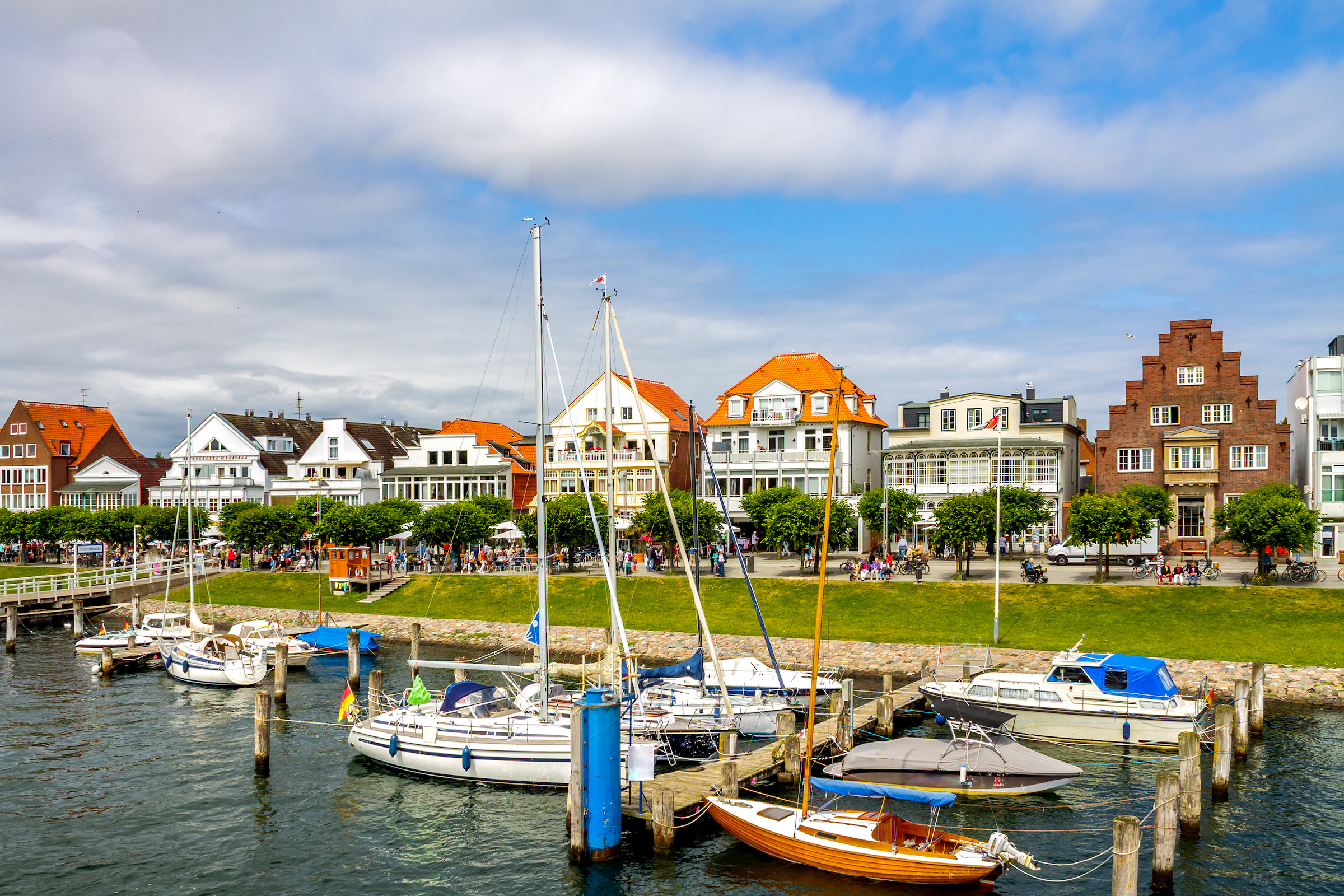 Der Hafen von Travemünde mit seiner Strandpromenade. Von hier aus geht es mit der Stena Line über die Ostsee nach Lettland.